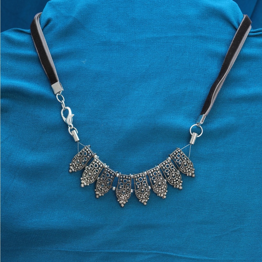 Choker-style Indian bridal necklace.
